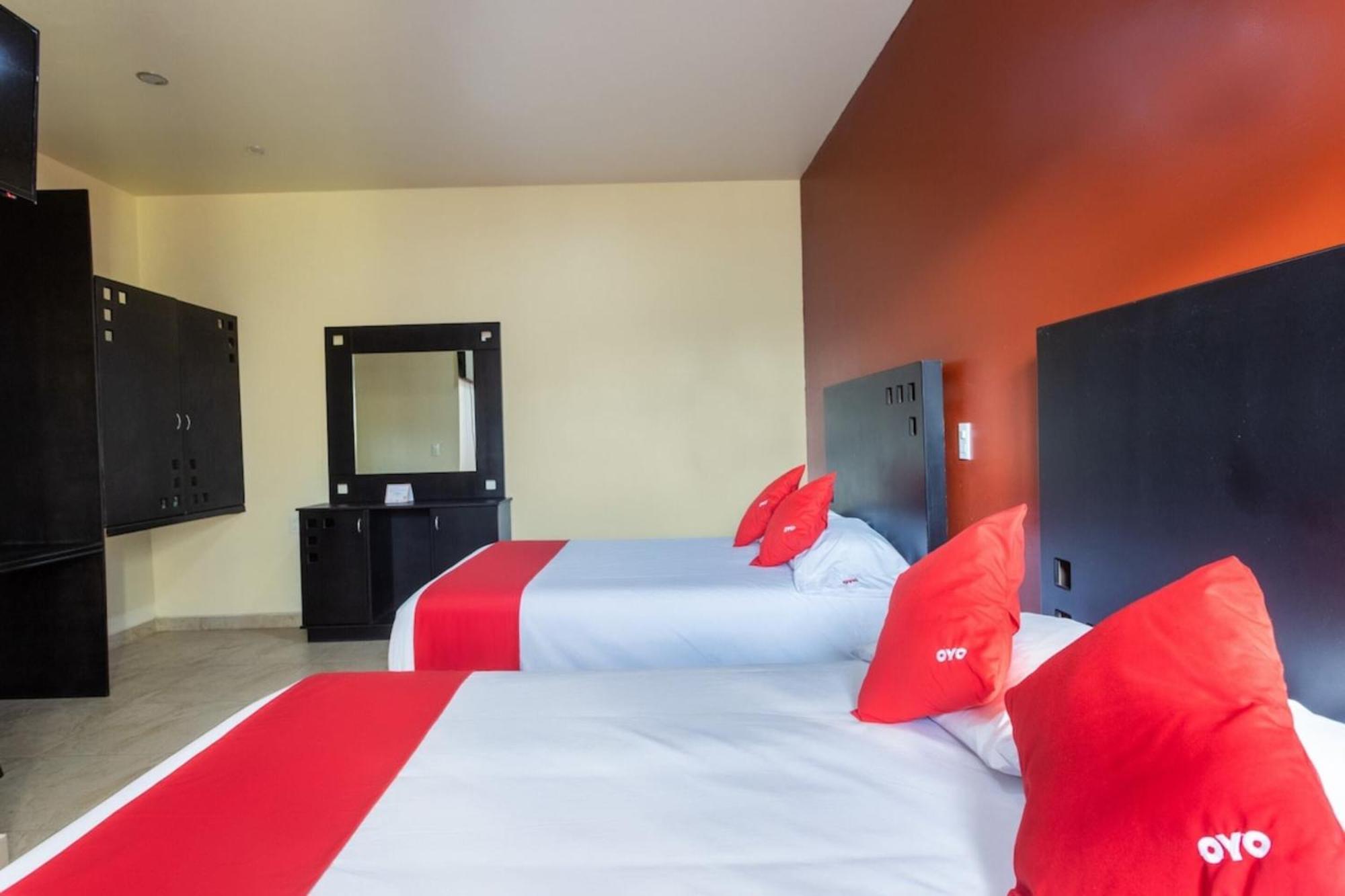 Oyo Hotel Emperadores Inn, Атлиско Экстерьер фото