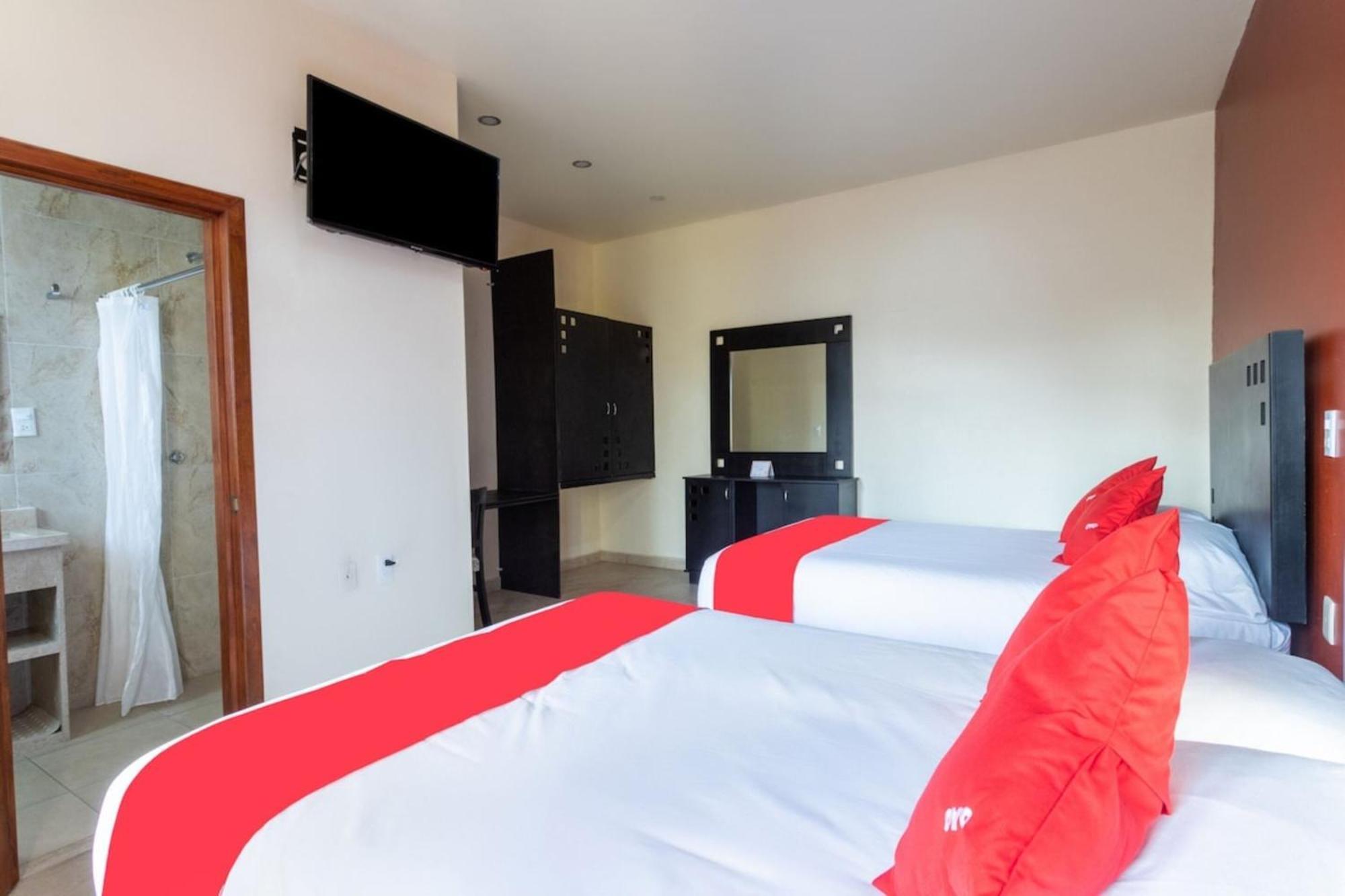 Oyo Hotel Emperadores Inn, Атлиско Экстерьер фото